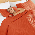 Exclusivo Mezcla Ultrasonic King Quilt Bedding Set, Lightweight Burnt Orange Bedspreads Soft Modern Geometric Coverlet Set for All Seasons (1 Quilt and 2 Pillow Shams)