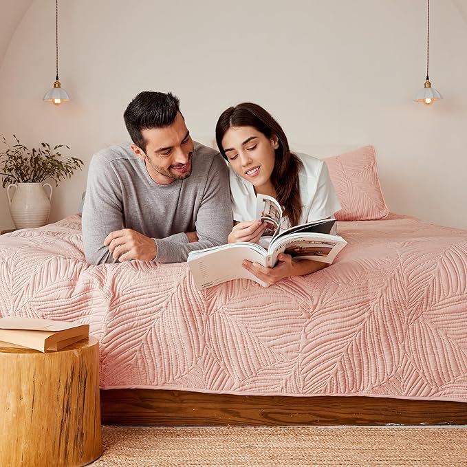 Exclusivo Mezcla Twin Quilt Bedding Set, Lightweight Blush Pink Quilts Twin Size for All Seasons, Soft Microfiber Bedspreads Coverlets Bed Cover with Leaf Pattern, 2 Piece