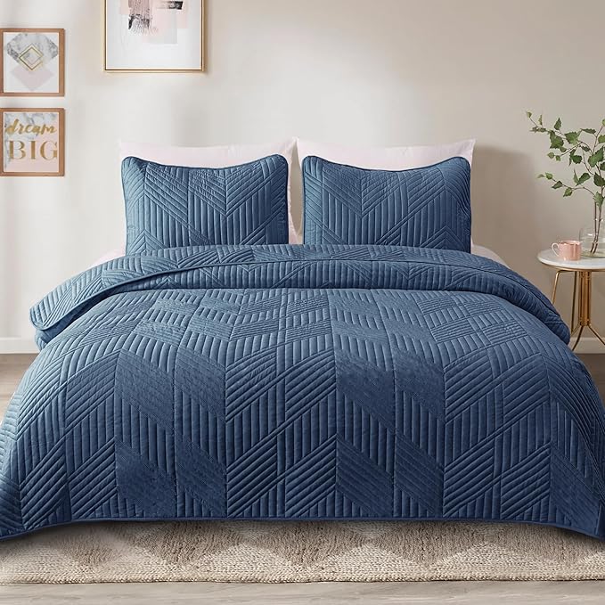 Exclusivo Mezcla Ultrasonic King Quilt Bedding Set, Lightweight Navy Blue Bedspreads Soft Modern Geometric Coverlet Set for All Seasons (1 Quilt and 2 Pillow Shams)