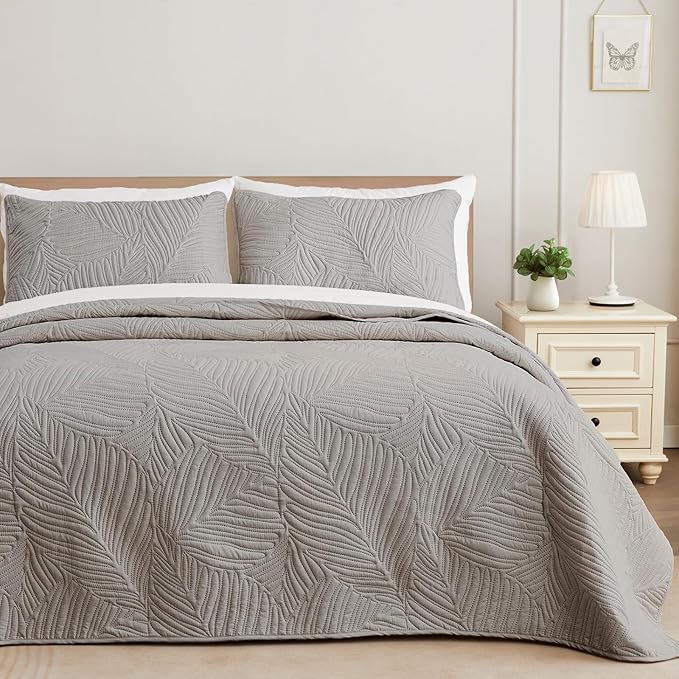 Exclusivo Mezcla King Size Quilt Bedding Set, Lightweight Light Grey Quilts King Size for All Seasons, Soft Microfiber Bedspreads Coverlets Bed Cover with Leaf Pattern, 3 Piece