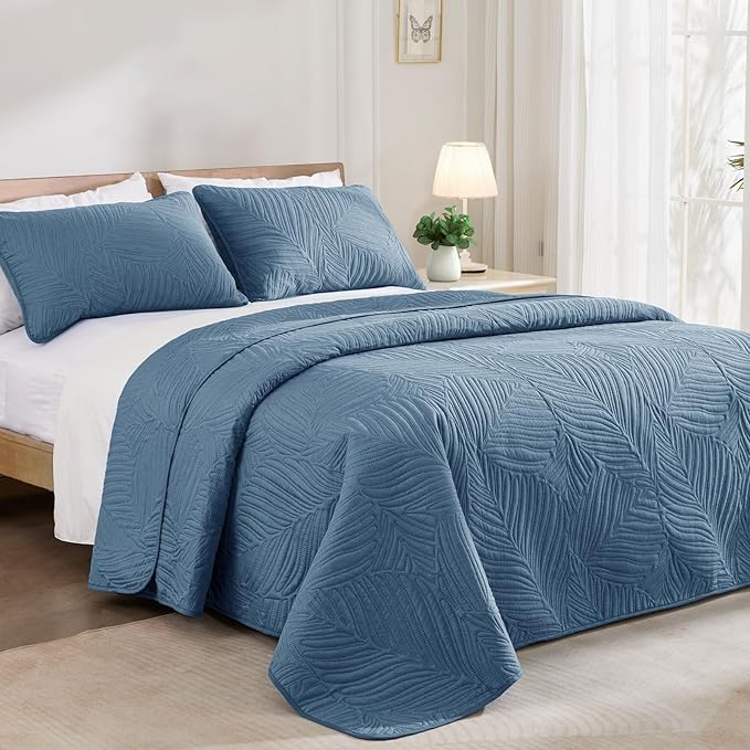 Exclusivo Mezcla California King Quilt Bedding Set, Lightweight Bluish Grey Quilts Cal Oversized King Size for All Seasons, Soft Microfiber Bedspreads Coverlets with Leaf Pattern, 3 Piece