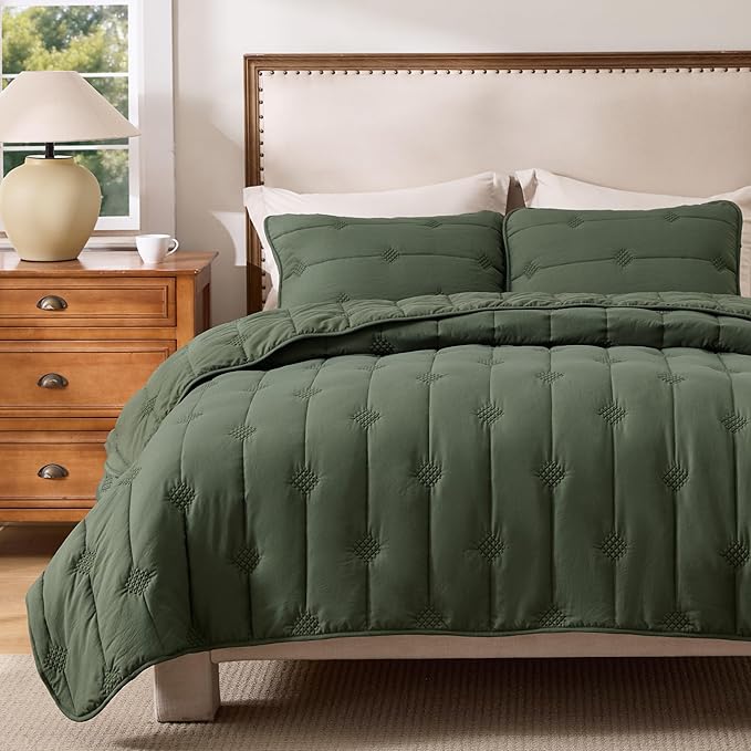 Bedsure Green Quilt King Size – Ultra Soft Cloud Lightweight Bedspread Coverlet Set with 2 Pillow Shams, Breathable & Cozy Comforter Set for All Season Use, 3 Piece (106x96 Inches)