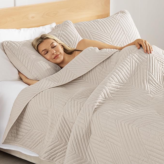 Exclusivo Mezcla Ultrasonic Twin Quilt Bedding Set, Lightweight Brich Beige Bedspreads Soft Modern Geometric Coverlet Set for All Seasons (1 Quilt and 1 Pillow Sham)