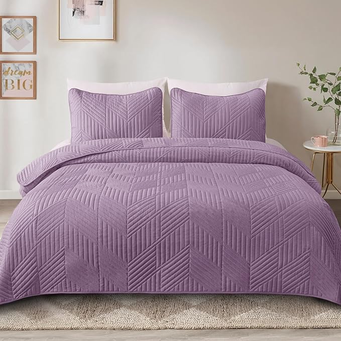 Exclusivo Mezcla California King Quilt Bedding Set, Lightweight Dusty Lavender Oversized King Bedspreads Soft Modern Geometric Coverlet Set for All Seasons (1 Quilt and 2 Pillow Shams)