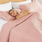 Exclusivo Mezcla Ultrasonic Twin Quilt Bedding Set, Lightweight Blush Pink Bedspreads Soft Modern Geometric Coverlet Set for All Seasons (1 Quilt and 1 Pillow Sham)
