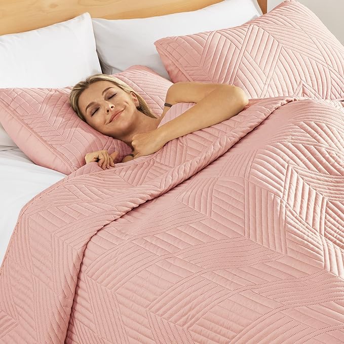 Exclusivo Mezcla Ultrasonic Twin Quilt Bedding Set, Lightweight Blush Pink Bedspreads Soft Modern Geometric Coverlet Set for All Seasons (1 Quilt and 1 Pillow Sham)