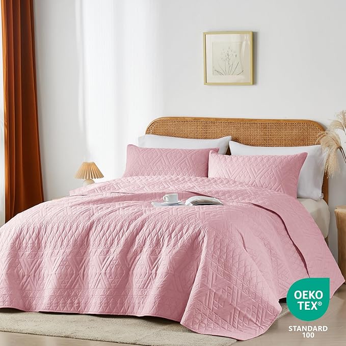 akkialla Full/Queen Quilt Set, Pink Lightweight Microfiber Bedspread Coverlet, Boho Geometric Pattern, Soft All-Season Bedding, 3-Piece (1 Quilt, 2 Pillow Shams) | Breathable material, Modern Style