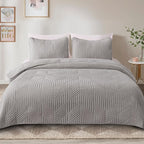 Exclusivo Mezcla California King Quilt Bedding Set, Lightweight Light Grey Oversized King Bedspreads Soft Modern Geometric Coverlet Set for All Seasons (1 Quilt and 2 Pillow Shams)