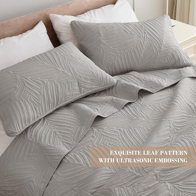 Exclusivo Mezcla Queen Quilt Bedding Set, Lightweight Light Grey Quilts Queen Full Size for All Seasons, Soft Microfiber Bedspreads Coverlets Bed Cover with Leaf Pattern, 3 Piece