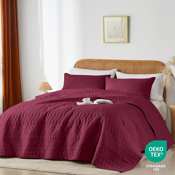 akkialla King/Cal King Quilt Set, Burgundy Lightweight Microfiber Bedspread Coverlet, Boho Geometric Pattern, Soft All-Season Bedding, 3-Piece (1 Quilt, 2 Pillow Shams)