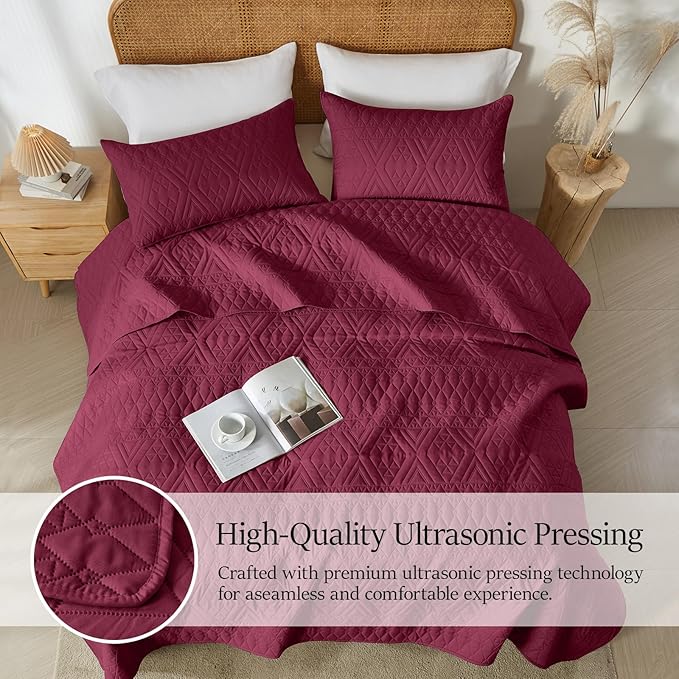 akkialla King/Cal King Quilt Set, Burgundy Lightweight Microfiber Bedspread Coverlet, Boho Geometric Pattern, Soft All-Season Bedding, 3-Piece (1 Quilt, 2 Pillow Shams)
