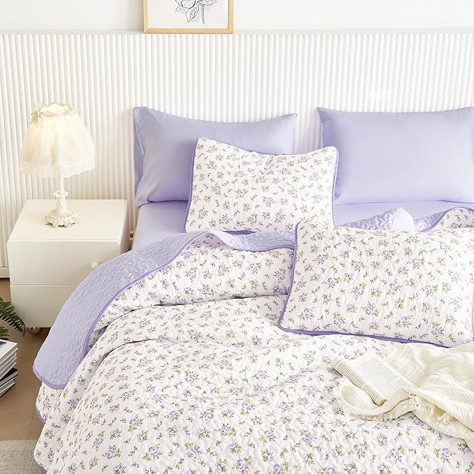 Wake In Cloud - Floral Quilt Set, Coquette Cottagecore Shabby Chic Flower Pattern for Women Teen Girls, Reversible Lightweight Bedspread Coverlet, 3 Pieces, White Purple, Twin/Twin XL Size