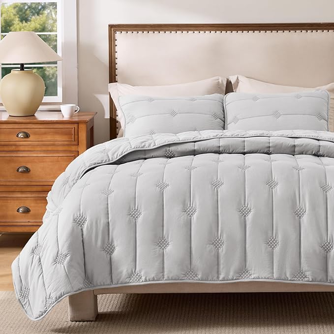 Bedsure Quilts Queen Size – Ultra Soft Cloud Lightweight Bedspread Coverlet Set with 2 Pillow Shams, Breathable & Cozy Comforter Set for All Season Use, Light Grey, 3 Piece (90x96 Inches)