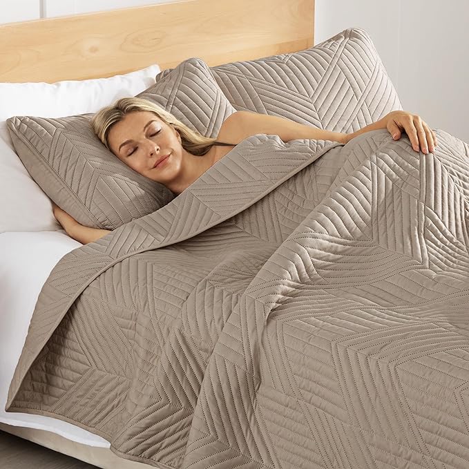 Exclusivo Mezcla Ultrasonic Twin Quilt Bedding Set, Lightweight Taupe Bedspreads Soft Modern Geometric Coverlet Set for All Seasons (1 Quilt and 1 Pillow Sham)