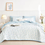 Wake In Cloud - Floral Quilt Set, Coquette Cottagecore Shabby Chic Flower Pattern for Women Teen Girls, Reversible Lightweight Bedspread Coverlet, 3 Pieces, White Blue, King Size