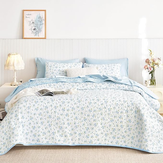Wake In Cloud - Floral Quilt Set, Coquette Cottagecore Shabby Chic Flower Pattern for Women Teen Girls, Reversible Lightweight Bedspread Coverlet, 3 Pieces, White Blue, Queen/Full Size