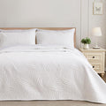 Exclusivo Mezcla California King Quilt Bedding Set, Lightweight White Quilts Cal Oversized King Size for All Seasons, Soft Microfiber Bedspreads Coverlets with Leaf Pattern, 3 Piece
