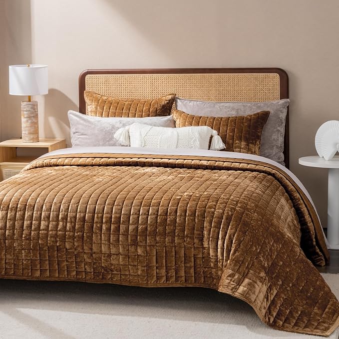 RECYCO Luxury Velvet Quilt Set, California King 118'' x 106'' Oversized Bedspread, Ultra Soft Velvet Comforter, Lightweight Box Stitch Bedding Sets for All Season, with 2 Shams, Caramel Gold