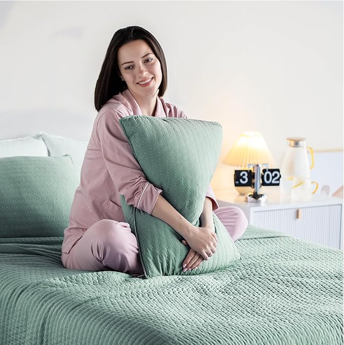 KASENTEX Queen Quilt Set 90"x90" – Soft Washed 3-Layer Lightweight Bedspread, Minimalist Nordic Design, All-Season Spring & Summer Quilt Set (1 Quilt + 2 Pillow Shams), Green