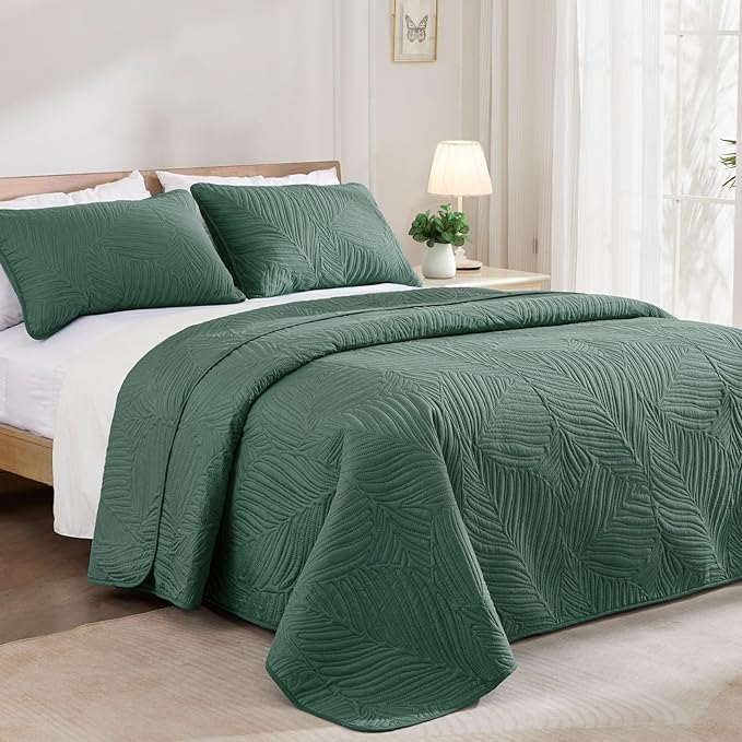 Exclusivo Mezcla California King Quilt Bedding Set, Lightweight Green Quilts Cal Oversized King Size for All Seasons, Soft Microfiber Bedspreads Coverlets with Leaf Pattern, 3 Piece