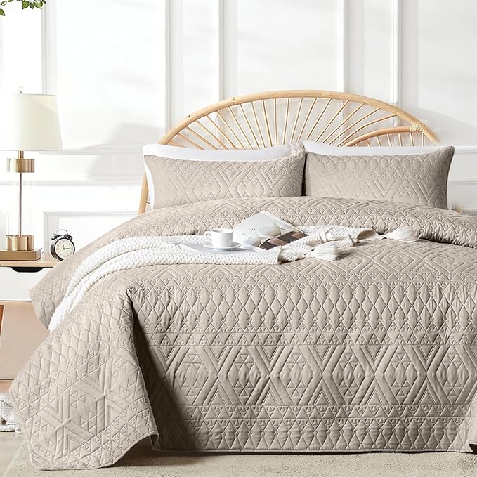 akkialla King/Cal King Quilt Set, Taupe Lightweight Microfiber Bedspread Coverlet, Boho Geometric Pattern, Soft All-Season Bedding, 3-Piece (1 Quilt, 2 Pillow Shams) | Breathable fabric, Modern style