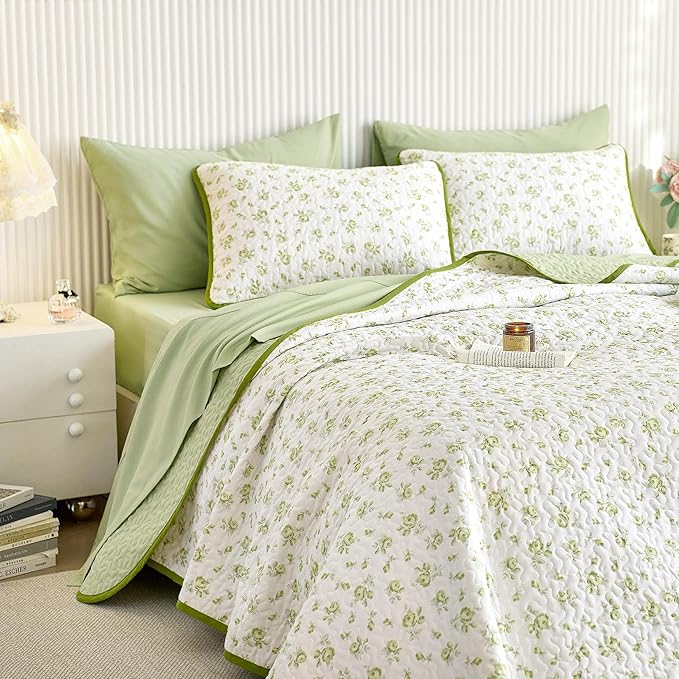 Wake In Cloud - Floral Quilt Set, Coquette Cottagecore Shabby Chic Flower Pattern for Women Teen Girls, Reversible Lightweight Bedspread Coverlet, 3 Pieces, White Green, Queen/Full Size