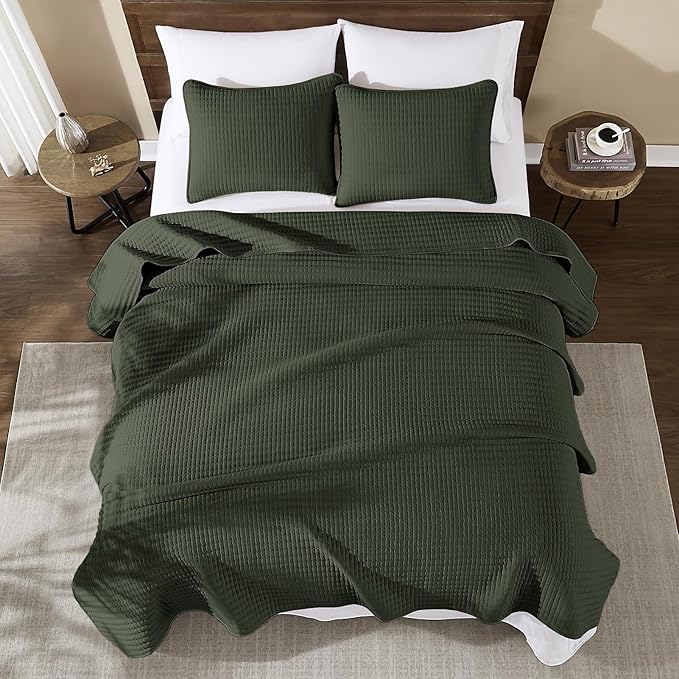 WRENSONGE Queen Quilt-3 Pieces Lightweight Bedspreads Dark Green Queen Size Quilt Bedding Set for All Seasons, Soft Summer Coverlet with 2 Pillow Shams Suitable for Bed, Couch