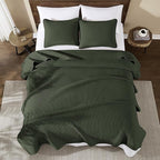 WRENSONGE Queen Quilt-3 Pieces Lightweight Bedspreads Dark Green Queen Size Quilt Bedding Set for All Seasons, Soft Summer Coverlet with 2 Pillow Shams Suitable for Bed, Couch