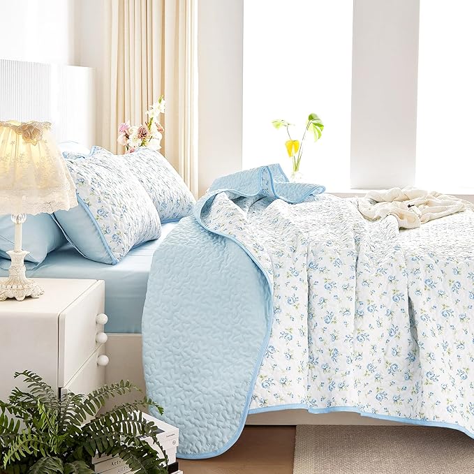 Wake In Cloud - Floral Quilt Set, Coquette Cottagecore Shabby Chic Flower Pattern for Women Teen Girls, Reversible Lightweight Bedspread Coverlet, 3 Pieces, White Blue, Queen/Full Size