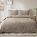 Exclusivo Mezcla California King Quilt Bedding Set, Lightweight Taupe Oversized King Bedspreads Soft Modern Geometric Coverlet Set for All Seasons (1 Quilt and 2 Pillow Shams)