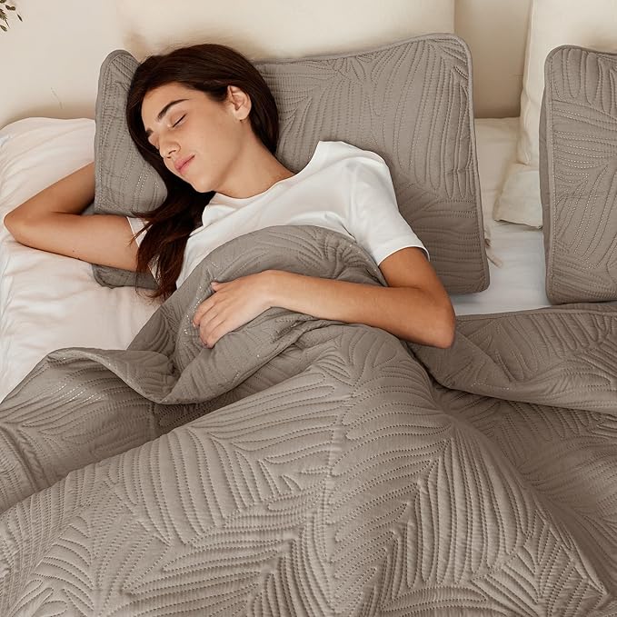 Exclusivo Mezcla Twin Quilt Bedding Set, Lightweight Taupe Quilts Twin Size for All Seasons, Soft Microfiber Bedspreads Coverlets Bed Cover with Leaf Pattern, 2 Piece