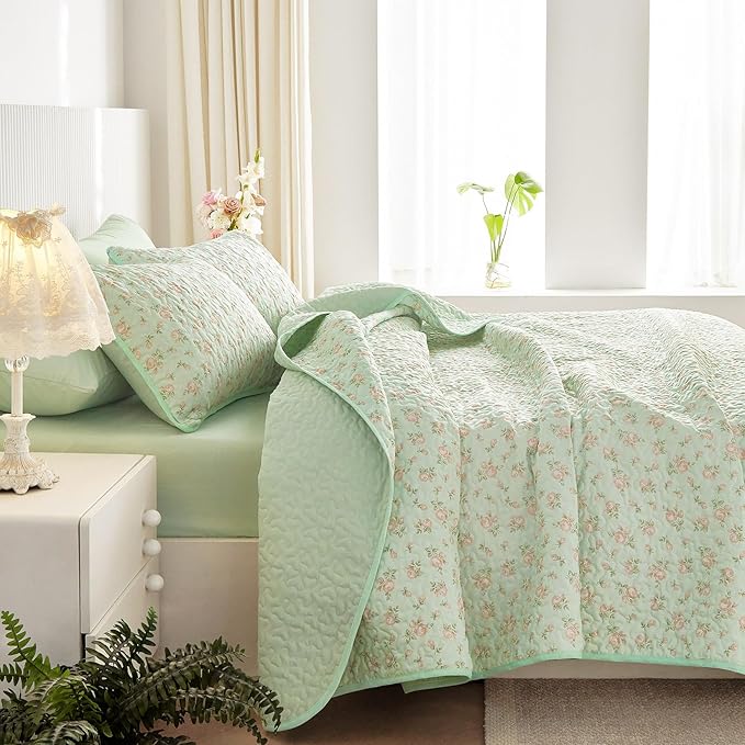 Wake In Cloud - Floral Quilt Set, Coquette Cottagecore Shabby Chic Flower Pattern for Women Teen Girls, Reversible Lightweight Bedspread Coverlet, 3 Pieces, Green Pink, Queen/Full Size