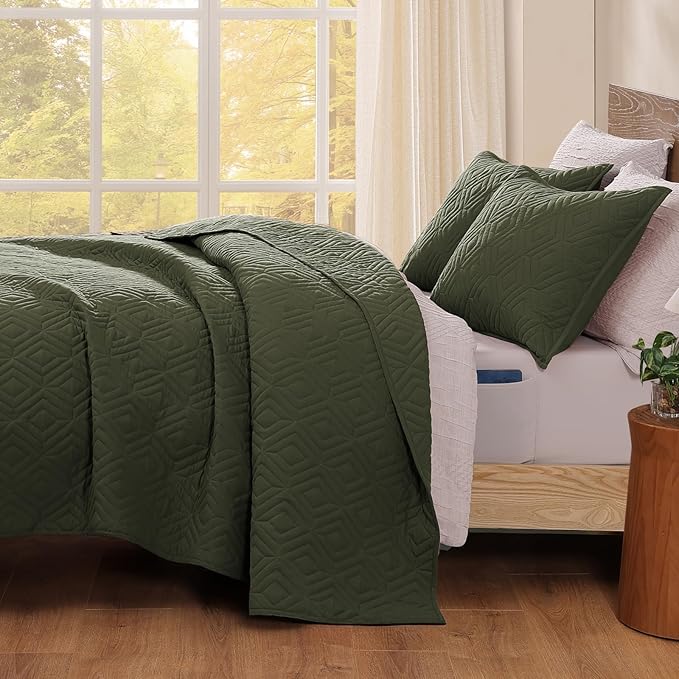 WRENSONGE Queen Quilt-3 Pieces Geometric Olive Green Bedspreads Queen Size Quilt Bedding Set for All Seasons, Soft Summer Coverlet with 2 Pillow Shams Suitable for Bed, Couch, Quilted Blanket