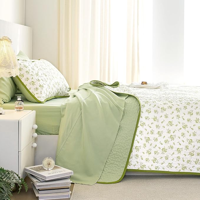 Wake In Cloud - Floral Quilt Set, Coquette Cottagecore Shabby Chic Flower Pattern for Women Teen Girls, Reversible Lightweight Bedspread Coverlet, 3 Pieces, White Green, Twin/Twin XL Size