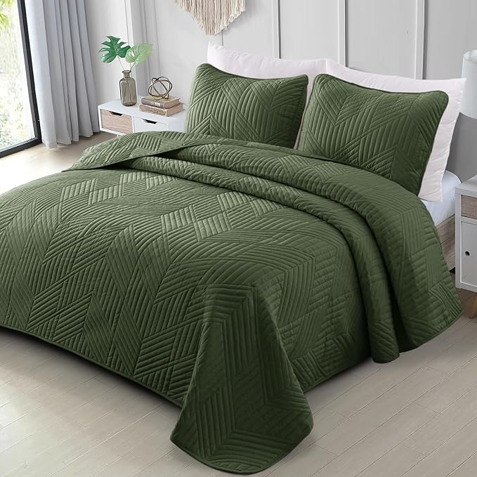 Exclusivo Mezcla California King Quilt Bedding Set, Lightweight Olive Green Oversized King Bedspreads Soft Modern Geometric Coverlet Set for All Seasons (1 Quilt and 2 Pillow Shams)
