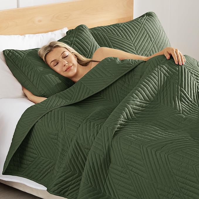 Exclusivo Mezcla Ultrasonic Twin Quilt Bedding Set, Lightweight Olive Green Bedspreads Soft Modern Geometric Coverlet Set for All Seasons (1 Quilt and 1 Pillow Sham)