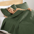 Exclusivo Mezcla Ultrasonic Full Queen Quilt Bedding Set, Lightweight Olive Green Bedspreads Soft Modern Geometric Coverlet Set for All Seasons (1 Quilt and 2 Pillow Shams)