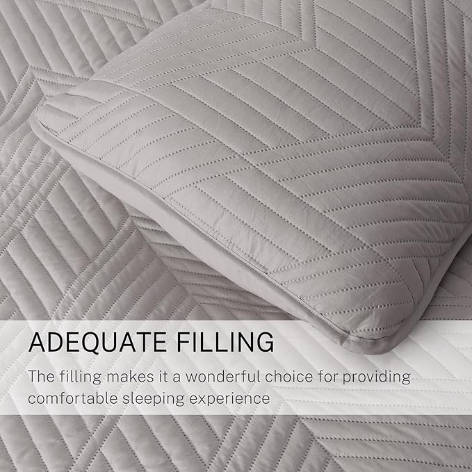 Exclusivo Mezcla California King Quilt Bedding Set, Lightweight Light Grey Oversized King Bedspreads Soft Modern Geometric Coverlet Set for All Seasons (1 Quilt and 2 Pillow Shams)