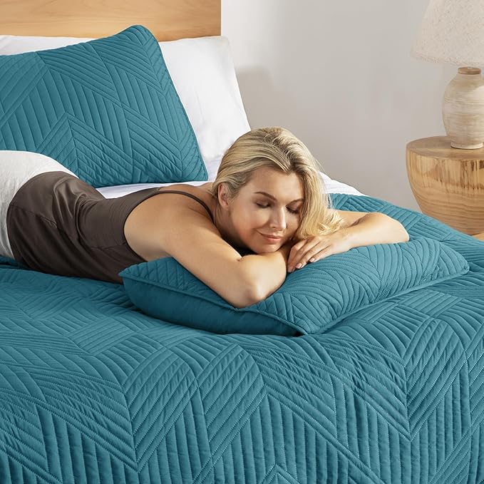 Exclusivo Mezcla Ultrasonic Twin Quilt Bedding Set, Lightweight Teal Bedspreads Soft Modern Geometric Coverlet Set for All Seasons (1 Quilt and 1 Pillow Sham)