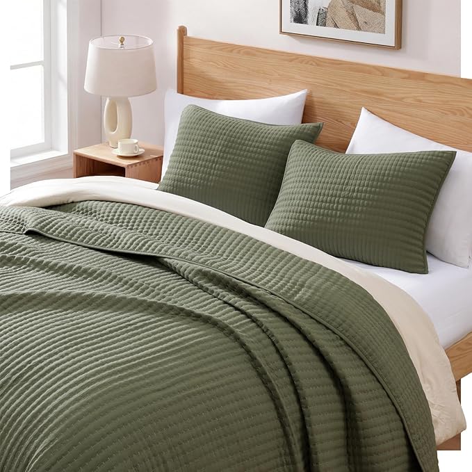 WRENSONGE King Size Quilt-3 Pieces Lightweight Bedspreads Olive Green King Quilt Bedding Set for All Seasons, Soft Summer Coverlet with 2 Pillow Shams Suitable for Bed, Couch, Quilt Blanket