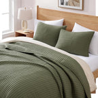 WRENSONGE King Size Quilt-3 Pieces Lightweight Bedspreads Olive Green King Quilt Bedding Set for All Seasons, Soft Summer Coverlet with 2 Pillow Shams Suitable for Bed, Couch, Quilt Blanket