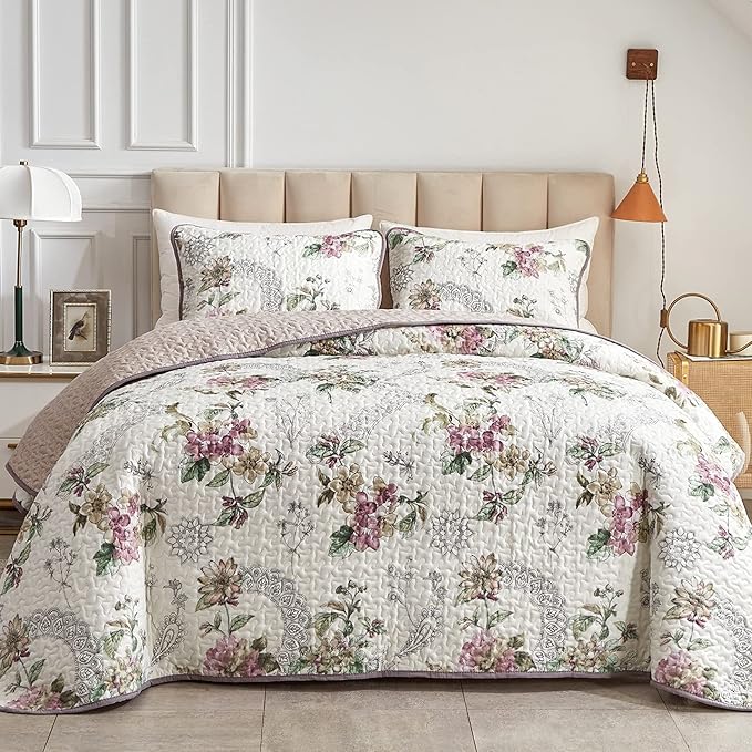 Flysheep 3 Pieces Quilt Set California King Size, Beige Floral Reversible Bedspread Coverlet Set, Soft Microfiber Lightweight Bed Cover for All Season (102" x 114", 1 Quilt+ 2 Pillow Shams)