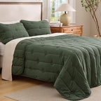 Bedsure Green Quilt King Size – Ultra Soft Cloud Lightweight Bedspread Coverlet Set with 2 Pillow Shams, Breathable & Cozy Comforter Set for All Season Use, 3 Piece (106x96 Inches)