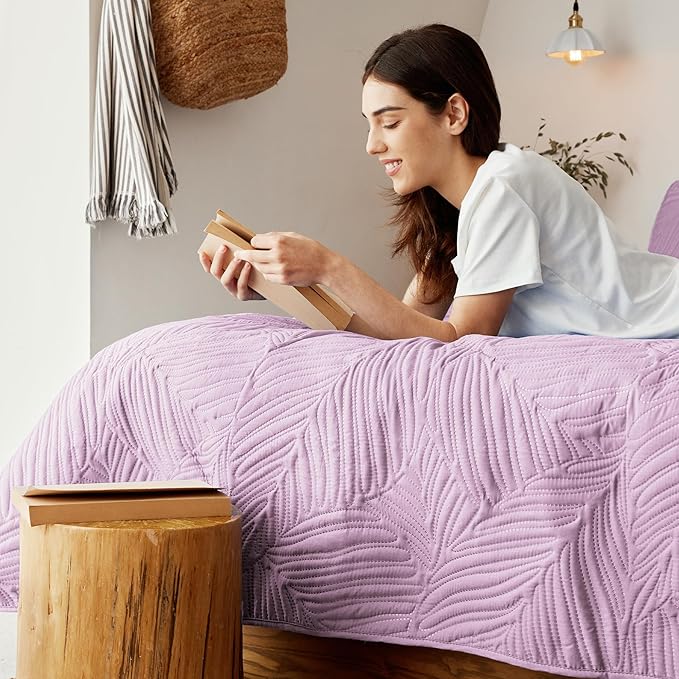 Exclusivo Mezcla Queen Quilt Bedding Set, Lightweight Lilac Quilts Queen Full Size for All Seasons, Soft Microfiber Bedspreads Coverlets Bed Cover with Leaf Pattern, 3 Piece