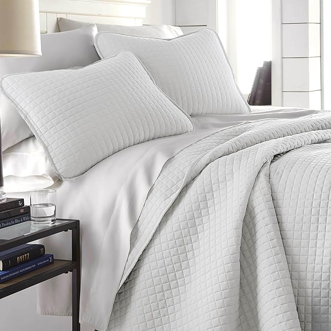 Southshore Fine Living, Inc. Oversized Quilt King Size Set, Grey Bedspread King/California Size with 2 Matching Pillow Shams, Soft Microfiber Coverlet, Easy Care, Machine Wash, Light Grey