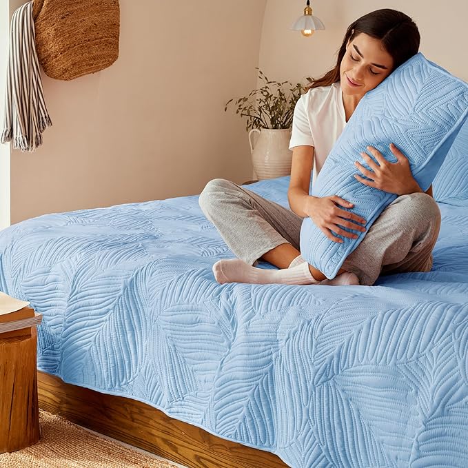 Exclusivo Mezcla King Size Quilt Bedding Set, Lightweight Sky Blue Quilts King Size for All Seasons, Soft Microfiber Bedspreads Coverlets Bed Cover with Leaf Pattern, 3 Piece