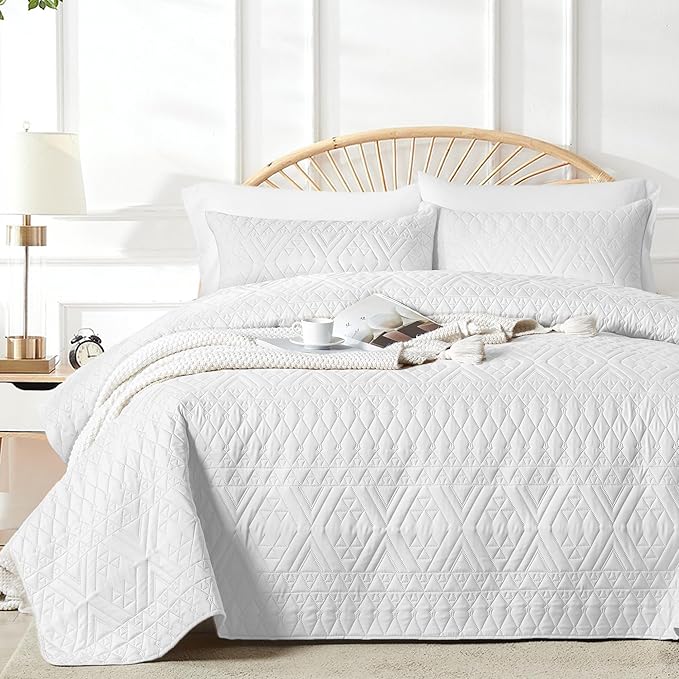 akkialla Full/Queen Size Quilt Bedding Set,White Lightweight Microfiber Soft Bedspread,Modern Style Geoetric Pattern Coverlet Set for All Seasons,3 Piece(1 Quilt,2 Pillow Shams)