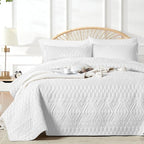 akkialla Full/Queen Size Quilt Bedding Set,White Lightweight Microfiber Soft Bedspread,Modern Style Geoetric Pattern Coverlet Set for All Seasons,3 Piece(1 Quilt,2 Pillow Shams)