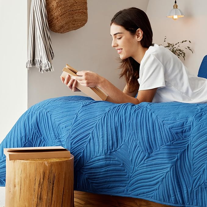 Exclusivo Mezcla Queen Quilt Bedding Set, Lightweight Royal Blue Quilts Queen Full Size for All Seasons, Soft Microfiber Bedspreads Coverlets Bed Cover with Leaf Pattern, 3 Piece