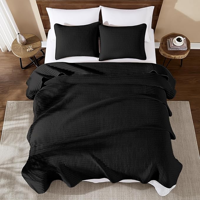 WRENSONGE Queen Quilt-3 Pieces Lightweight Bedspreads Black Queen Size Quilt Bedding Set for All Seasons, Soft Summer Coverlet with 2 Pillow Shams Suitable for Bed, Couch